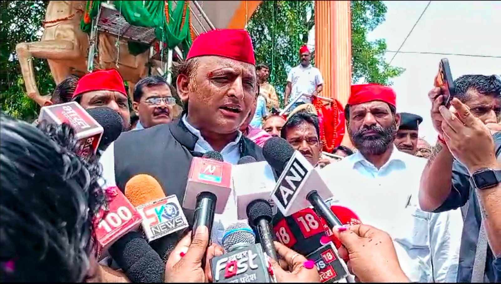 इनकी राजनीति करने का ढंग पत्रकारों से बेहतर कौन जानता है अखिलेश यादव