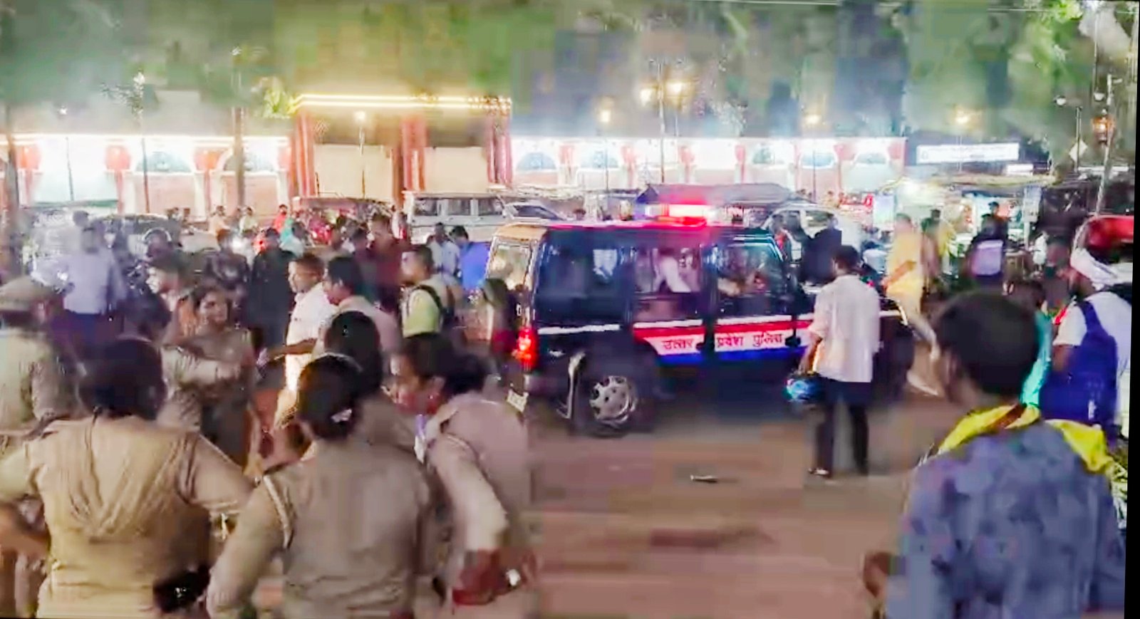 सिविल लाइंस स्थित बस स्टैंड के पास शुक्रवार को पुलिस ने चार स्पा सेंटर पर एक साथ मारा छापा