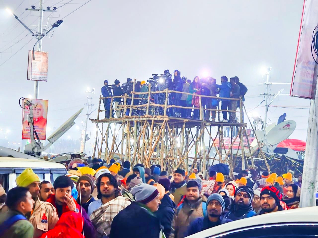 मकर संक्रांति पर सुबह करोड़ों श्रद्धालुओं ने संगम में लगाई अमृत डुबकी