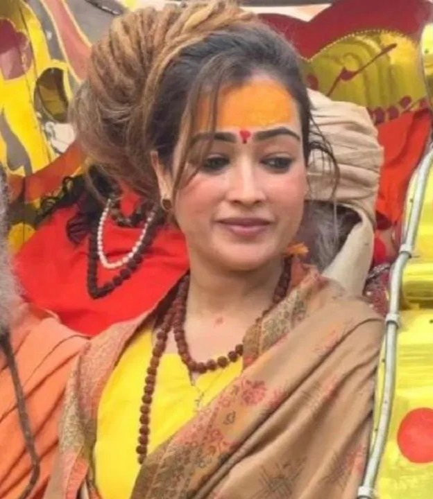 > साध्वी हर्षा रिछारिया पर  भड़के शंकराचार्य स्वामी अविमुक्तेश्वरानंद सरस्वती……संत महात्माओं के शाही रथ पर जगह दिया जाना उचित नहीं     > महाकुंभ में चेहरे की सुंदरता मायने नहीं रखती,   प्रयागराज के महाकुंभ में चर्चा का विषय बनी मॉडल और एंकर हर्षा रिछारिया  को लेकर अब एक नया विवाद  शुरू हो गया है. विवाद हर्षा को महाकुंभ के पहले अमृत स्नान में शामिल कराने और महामंडलेश्वर के शाही रथ पर बिठाए जाने को लेकर हुआ है. यह बाद ज्योतिष पीठ के शंकराचार्य स्वामी अविमुक्तेश्वरानंद सरस्वती को बिल्कुल भी रास न आई. उन्होंने इसे लेकर सवाल उठाए हैं. शंकराचार्य स्वामी अविमुक्तेश्वरानंद सरस्वती ने कहा- महाकुंभ में इस तरह की परंपरा शुरू करना पूरी तरह गलत है. यह विकृत मानसिकता का नतीजा है. महाकुंभ में चेहरे की सुंदरता नहीं बल्कि हृदय की सुंदरता देख जाना चाहिए था. उन्होंने कहा कि जो अभी यह नहीं तय कर पाया है कि संन्यास की दीक्षा लेनी है या शादी करनी है, उसे संत महात्माओं के शाही रथ पर जगह दिया जाना उचित नहीं है. श्रद्धालु के तौर पर शामिल होती तब भी ठीक था, लेकिन भगवा कपड़े में शाही रथ पर बैठाना पूरी तरह गलत है. शंकराचार्य स्वामी अविमुक्तेश्वरानंद सरस्वती ने कहा कि सनातन के प्रति समर्पण होना जरूरी होता है. महाकुंभ में चेहरे की खूबसूरती नहीं, बल्कि मन की खूबसूरती देखी जानी चाहिए थी. जिस तरह पुलिस की वर्दी सिर्फ पुलिस में भर्ती लोगों को मिलती है, इस तरह भगवा वस्त्र सिर्फ सन्यासियो को ही पहनने की अनुमति होती है.