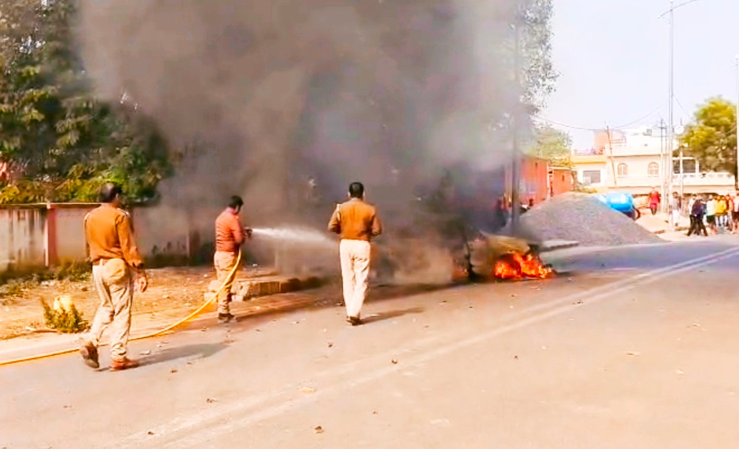 रसूलाबाद रोड पर खड़ी कार में अचानक लगी आग