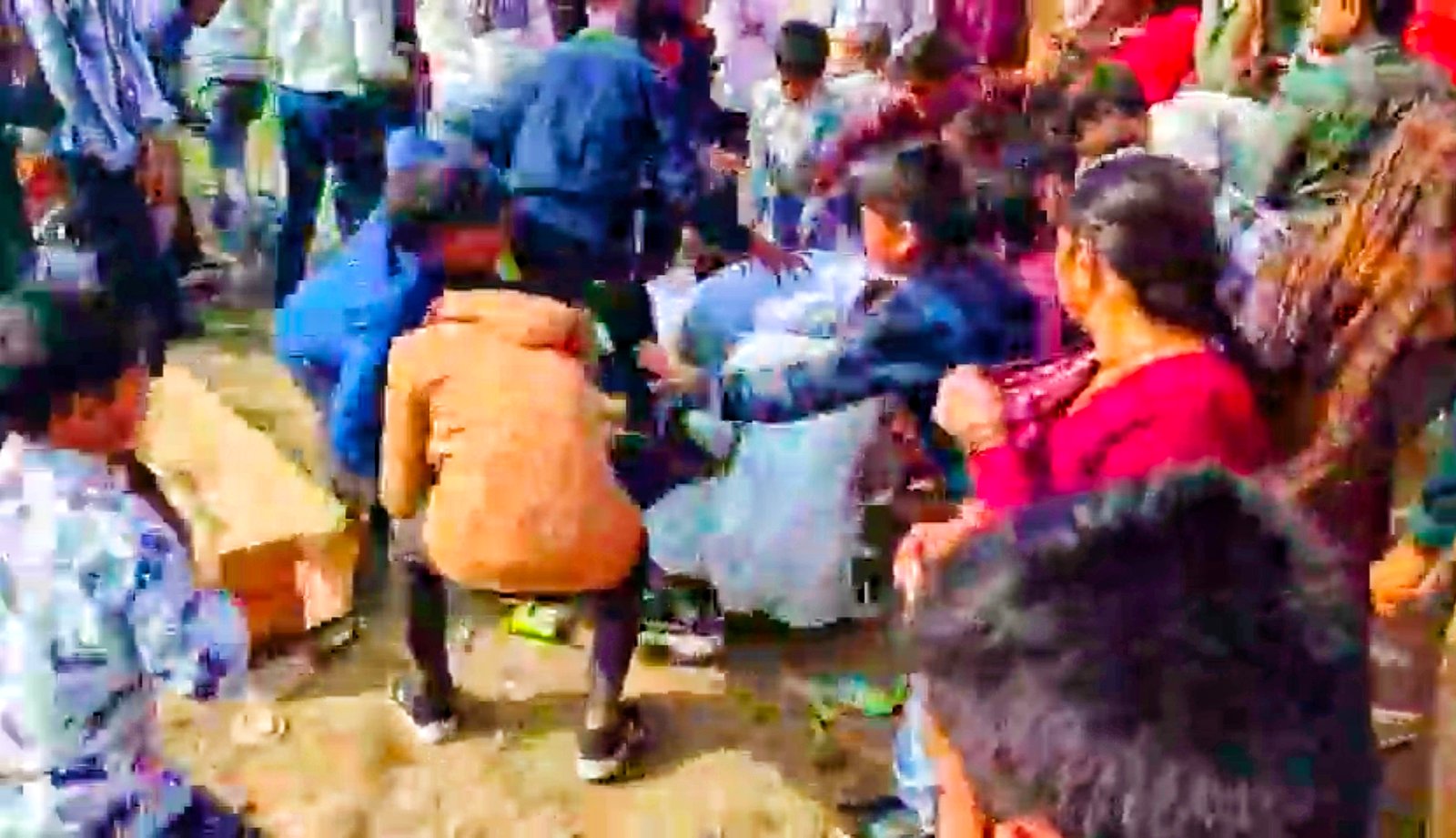 सामूहिक शादी समारोह में 380 जोड़ों की शादी में, दूल्हा चिप्स की पैकेट ले भागा